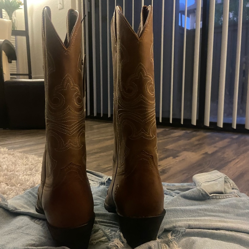 Ariat Boots size 8 never worn. NWT